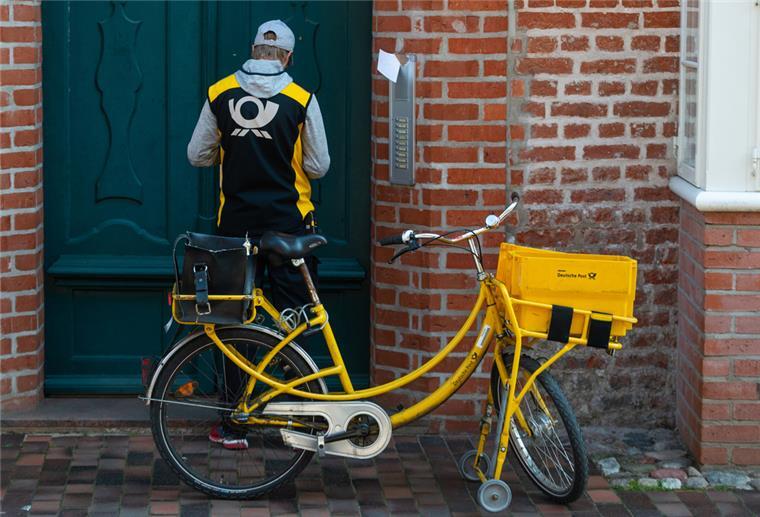 Die Pandemie? Deutsche Post stellt viele Briefe verspätet zu Viele Postkunden in Norddeutschland bekommen ihre Briefe derzeit verspätet. Grund: Unerwartet viele Krankheitsfälle bei der Post.