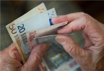 Hände und Geldscheine - jemand zählt Geld. Viele Rentner dürfen sich freuen: Wer zu viel Pflegebeitrag gezahlt hat, bekommt jetzt Geld zurück – oft mehrere Hundert Euro, automatisch und inklusive Zinsen.
