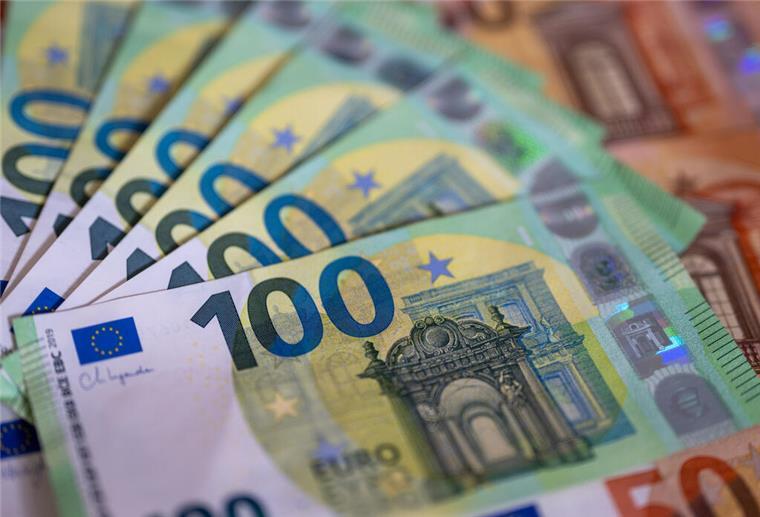 281 Euro pro Monat! Tausende Rentner verschenken diesen Freibetrag Geldscheine mit verschiedenem Wert liegen auf einem Tisch. Zu wenig Rente trotz jahrzehntelanger Arbeit? Der Rentenfreibetrag kann helfen – doch nur wenige nutzen ihn.
