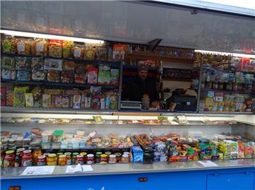 Viele russische Spezialitäten im Angebot: Juri Diner kommt mit seinem rollenden Mini-Markt jeden Freitag nach Zeven.
