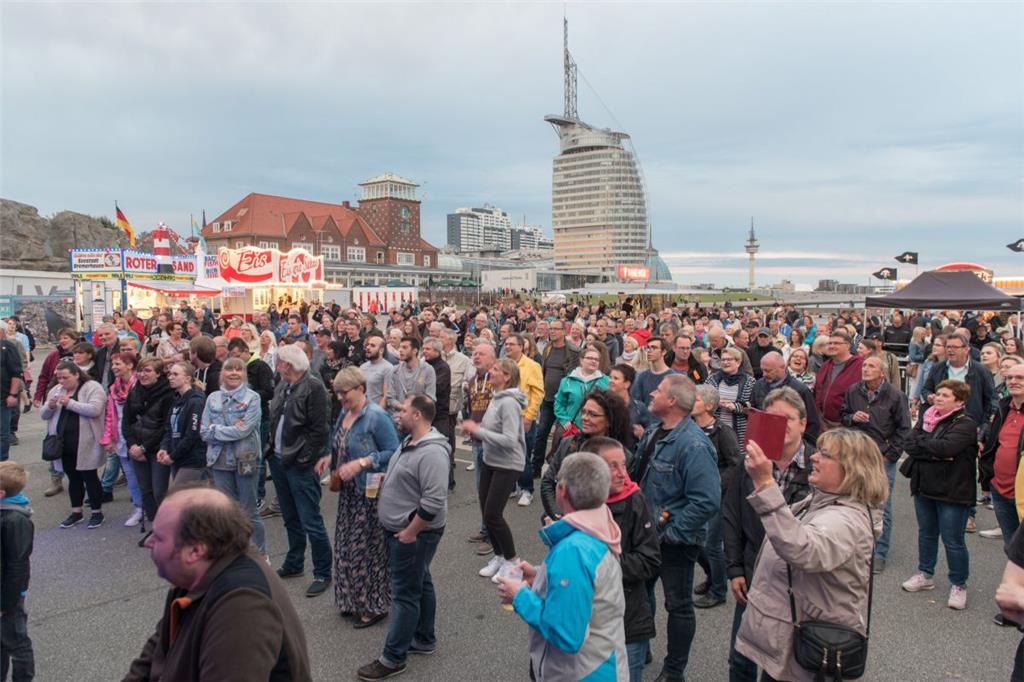 Viele Schaulustige sind zu dem Spektakel gekommen.  Foto: Adebahr