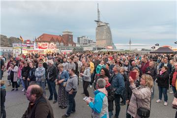 Viele Schaulustige sind zu dem Spektakel gekommen.  Foto: Adebahr