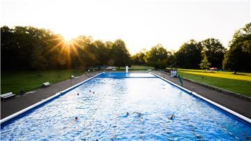 Viele Schwimmbäder sind in die Jahre gekommen, Sanierungs- und Energiekosten belasten die Kommunen. Der Initiative Bäderallianz schlägt einen bundesweiten Schwimmbadplan mit großen Investitionen vor. 