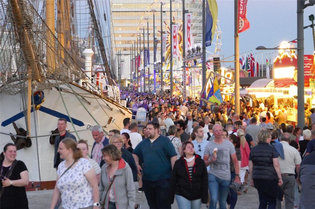 Viele Seh-Leute auf engstem Raum. - Foto: Scheschonka