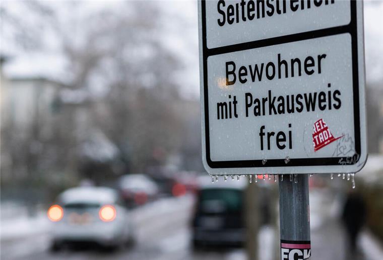 Hinweisschild am Straßenrand auf das Anwohnerparken