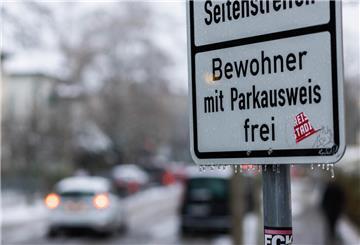 Hinweisschild am Straßenrand auf das Anwohnerparken