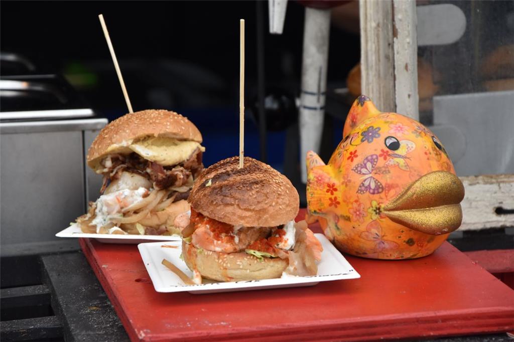 Viele Stände auf dem Streetfood-Festival verkaufen selbstgemachte Hamburger. Ganz billig sind die aber nicht. Den Standard-Burger gibt es ab sechs Euro aufwärts.