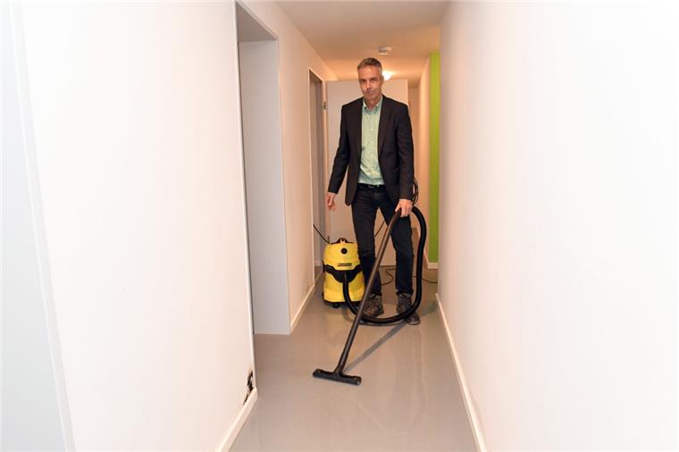 Viele Stunden haben Olav Krengel und seine Mitarbeiter schon damit verbracht das Wasser aus dem Keller zu saugen. Die Wasserflecken an den Wänden sind bereits gute 40 Zentimeter hoch.