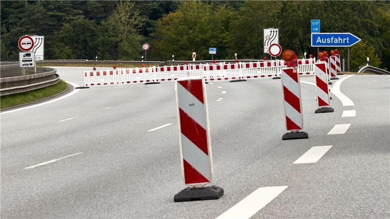 Viele Stunden lang war ein Abschnitt der Autobahn 7 gesperrt - nun können Fahrer und Fahrerinnen aufatmen. (Symbolbild)