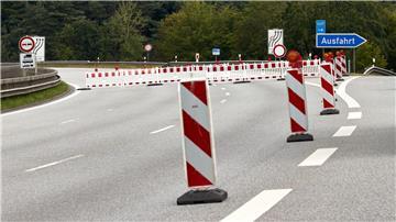 Viele Stunden lang war ein Abschnitt der Autobahn 7 gesperrt - nun können Fahrer und Fahrerinnen aufatmen. (Symbolbild)