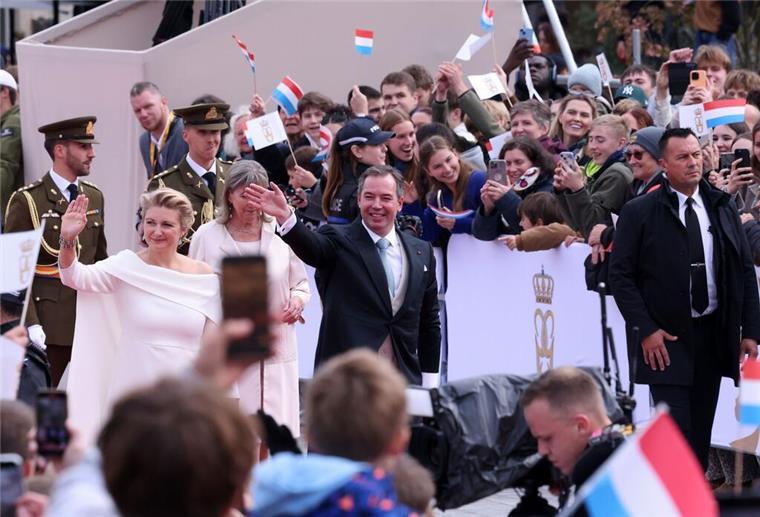 „Guillaume!“ - Luxemburg feiert neuen Großherzog Viele tausend Menschen jubeln dem neuen großherzoglichen Paar zu