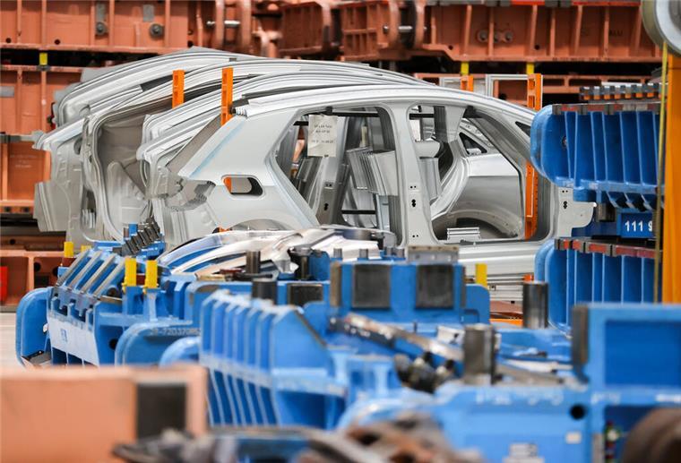  Seitenteile für Elektromobile von VW stehen im Presswerk.