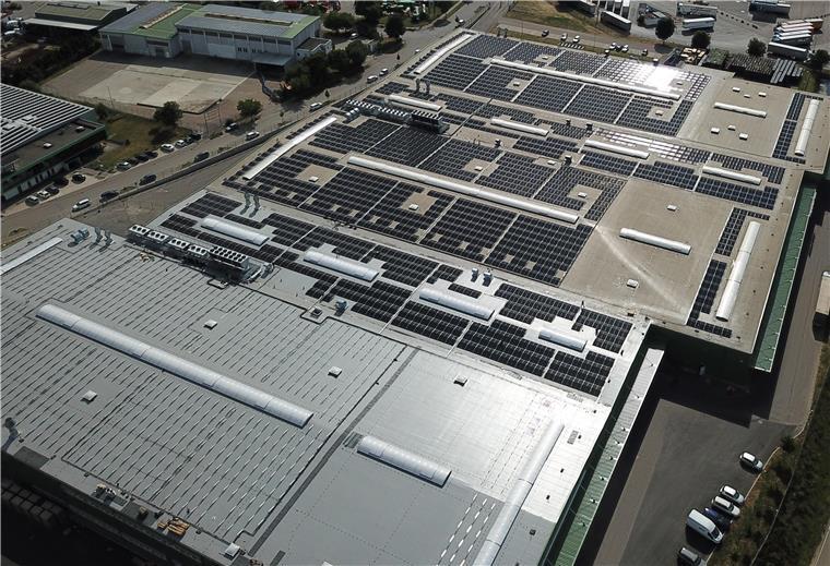 Firmen und Privatleute setzen auf die Kraft der Sonne Gewerbeflächen mit Photovoltaikanlage