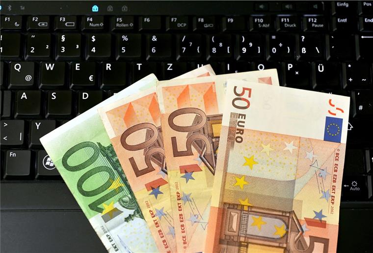 Viele Verbraucher nutzen Internet-Vergleichsportale, um sich vor Vertrags- oder Kaufentscheidungen zu informieren.