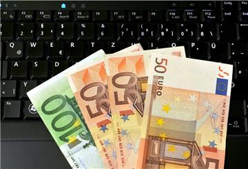 Viele Verbraucher nutzen Internet-Vergleichsportale, um sich vor Vertrags- oder Kaufentscheidungen zu informieren.