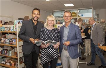 Viele Wulsdorfer waren gekommen, als (von links) Hassan Soilihi-Mze (Kulturstiftung des Bundes), Elke Albrecht (Leiterin der Stadtbibliothek) und
Kulturstadtrat Michael Frost den BIB_Treff im Wulsdorf-Center eröffneten. 