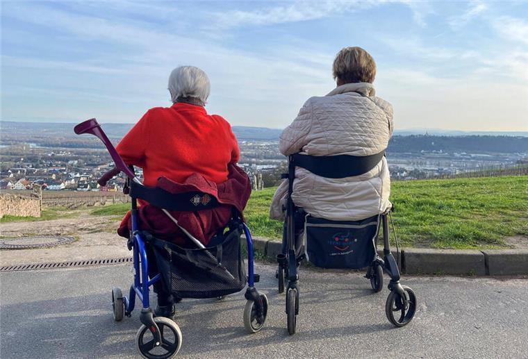 Zwei Rentnerinnen schauen auf ihrem Rollator sitzend auf den Rhein in Eibingen bei Ruedesheim am Rhein