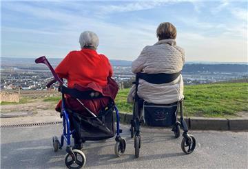 Zwei Rentnerinnen schauen auf ihrem Rollator sitzend auf den Rhein in Eibingen bei Ruedesheim am Rhein