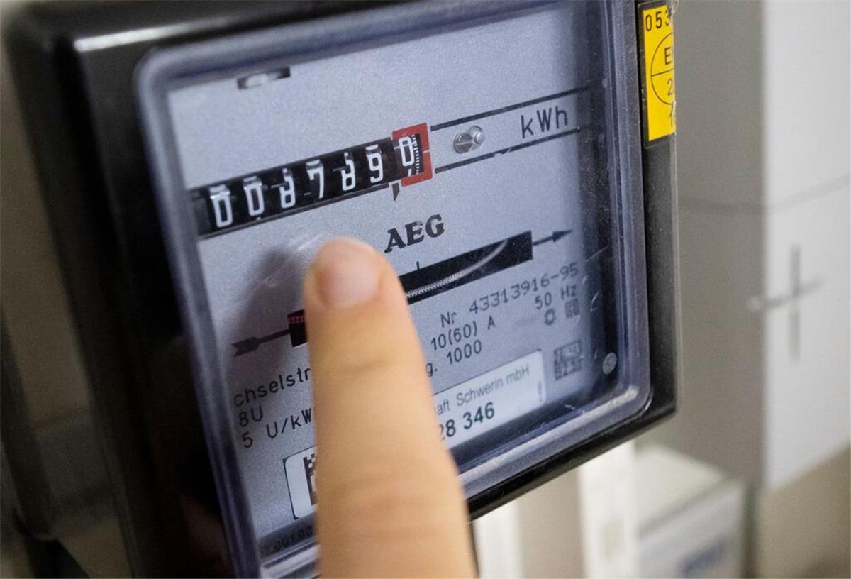 Energiepreise 2025: Was wirklich normal ist – und wann du zu viel zahlst Eine Person liest den Stromverbrauch an einem Wechselstromzähler ab.
