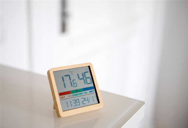 Heizpflicht und Schimmelschutz: Wann Mieter und Eigentümer heizen müssen Mit einem Hygrometer lässt sich die Luftfeuchtigkeit messen.