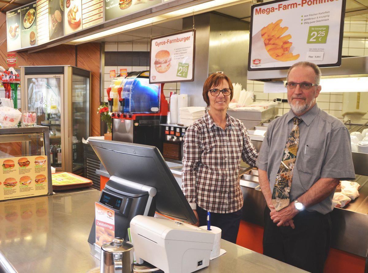 Fast-Food-Restaurant mit Retro-Charme: Die Hamburger Farm macht ihre Gäste seit 1984 satt Vielen Lehern ein vertrautes Bild: Brigitte und Rainer Schneider hinter dem Tresen der Hamburger Farm.