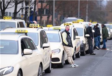 Vielen Taxifirmen steht das Wasser mittlerweile bis zum Hals. Um auf diesen Missstand hinzuweisen, haben drei Nordenhamer Unternehmer einen Brandbrief an Stephan Weil verfasst.