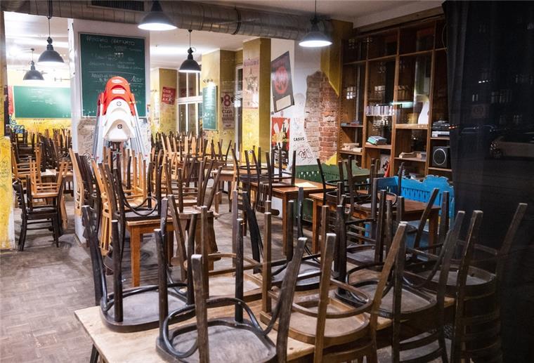 Stühle sind in einem Restaurant hochgestellt.