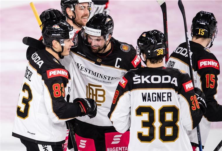 DEB will WM 2027 nach Deutschland holen Eishockey: Deutschland Cup, Deutschland - Schweiz, Gruppenphase, 2. Spieltag. Deutschlands Torschütze Leonhard Pföderl (l-r), Marco Nowak und Fabio Wagner jubeln nach dem Treffer zum 2:0.