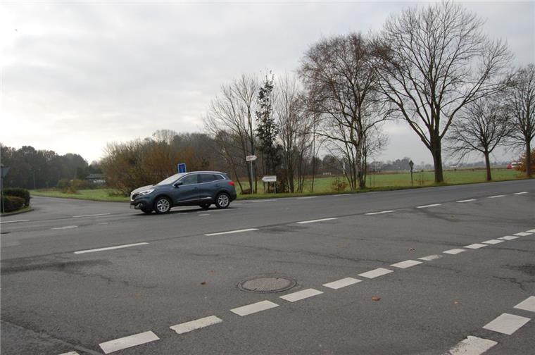 Vier Bauabschnitte sind für die Sanierung der Weserstraße geplant, Start soll die Kreuzung Weserstraße/Am Stadion sein. Im Hintergrund ist das Fasting-Gelände zu sehen, auf dem der Lidl-Markt und die Tankstelle entstehen sollen.