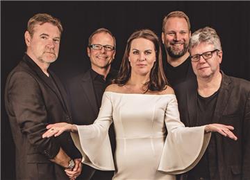 Vier Bremer Jungs und eine Bremer Deern, verbunden durch die gemeinsame Liebe zur handgemachten Musik – das sind Joon & the Soulmates. Die Band groovt sich durch Disco, Soul- und R&B-Klassiker und mischt diese gekonnt mit Retro-Soul neueren Datums.  