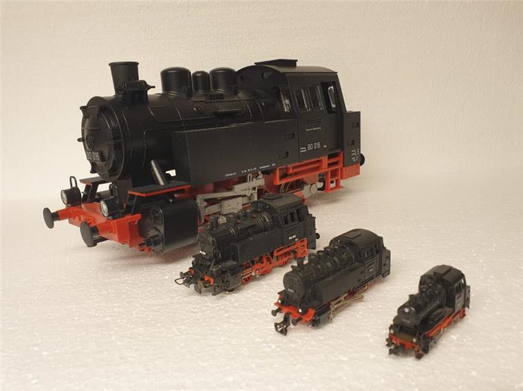 Ausstellung: Lok-Miniaturen lassen Modellbahnerherzen höher schlagen Vier Dampfloks der Baureihe 80 in verschiedenen Spurgrößen. Anlässlich einer Ausstellung in Loxstedt-Büttel.