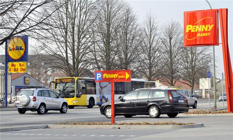 Einzelhandelskonzept soll Wildwuchs verhindern Vier Ecken, vier Discounter: Solch einen Wahnsinn wie an der Kreuzung Langener-Land-Straße und Twischlehe soll es nach den Vorgaben eines vom Magistrat in Auftrag gegeben Einzelhandelskonzeptes in Zukunft nicht mehr geben. Foto Scheschonka