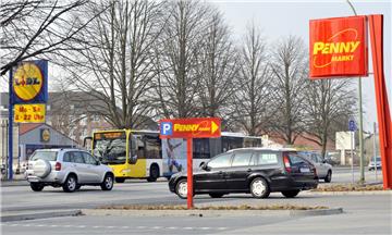 Vier Ecken, vier Discounter: Solch einen Wahnsinn wie an der Kreuzung Langener-Land-Straße und Twischlehe soll es nach den Vorgaben eines vom Magistrat in Auftrag gegeben Einzelhandelskonzeptes in Zukunft nicht mehr geben. Foto Scheschonka