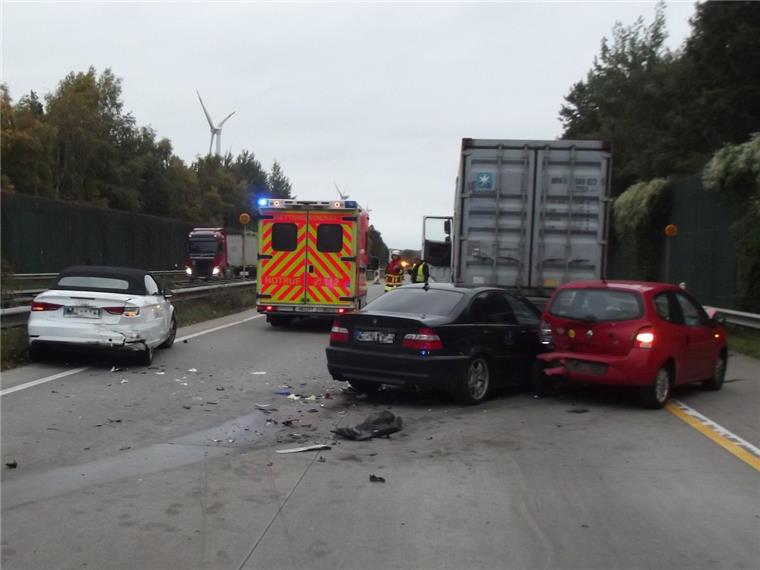 Vier Fahrzeuge waren bei dem Unfall auf der A27 bei Bremerhaven beteiligt.