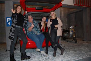 Vier Frauen haben ihren Spaß im Parkhaus zwischen Kleinwagen und Vespa: Sarah Harms, Elke Moorbeck-Böse, Pia Sandersfeld und Frederike Gomilar (von links) sind die Akteurinnen in der Karaoke-Komödie „Tussi-Park“der Niederdeutschen Bühne Brake.