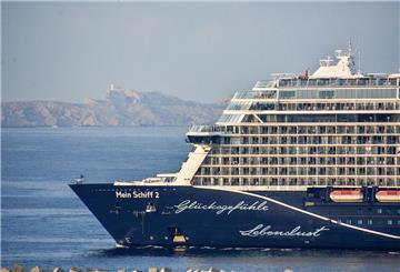  Das Kreuzfahrtschiff "Mein Schiff 2" von TUI Cruises läuft in den französischen Mittelmeerhafen Marseille ein. 