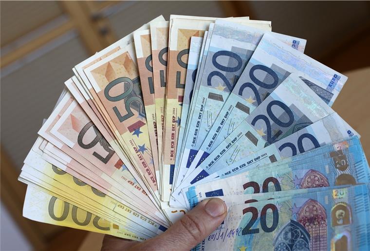Geldscheine als Fächer in einer Hand.