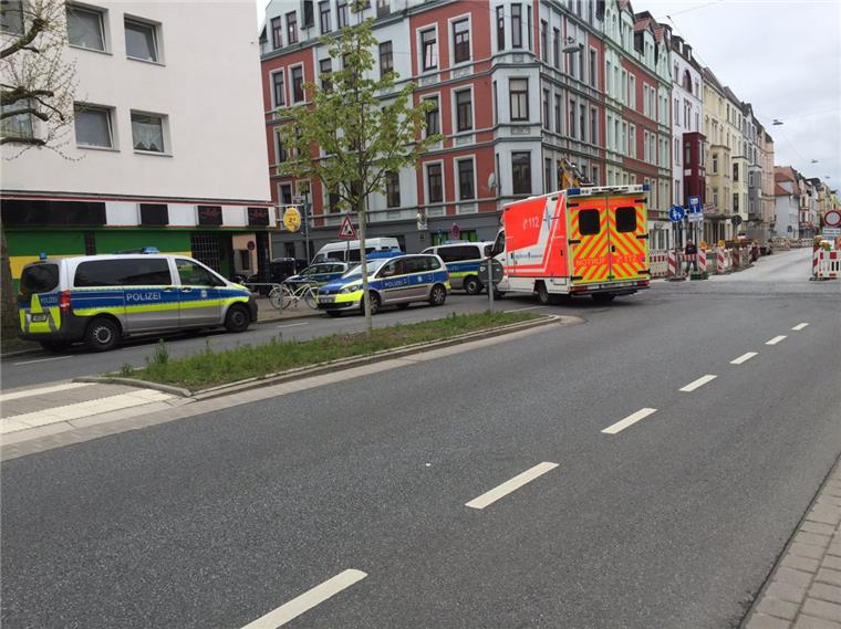 Lehe: Männer geraten in blutigen Streit und lösen Polizeieinsatz aus Vier Polizeiautos und zwei Krankenwagen fuhren zur Ecke Potsdamer Straße/Rickmersstraße in Lehe. Zwei Männer waren dort in Streit geraten.