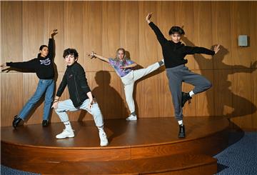 Vier Praktikanten der Zürcher Hochschule der Künste – von links Maya Peyer, Gian Luca Lazzarini, Eefje van den Bergen und Naina Zannantzoa – verstärken in dieser Saison das Ballett des Stadttheaters.