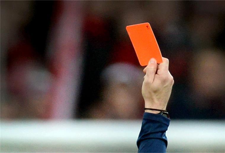Polizei-Einsatz bei Kreisligaspiel in Bremerhaven Vier Rote Karten musste der Schiedsrichter beim Kreisligaspiel SFL Bremerhaven III gegen FC Sparta Bremerhaven II zeigen. Dazu gab es einen Spielabbruch und einen Polizei-Einsatz.