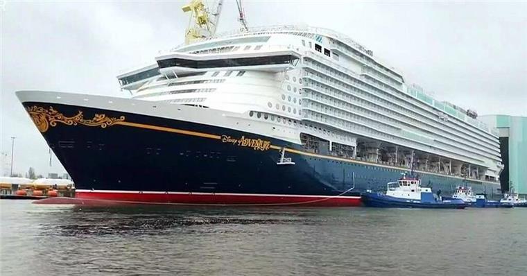 Micky-Maus-Bug und Achterbahn an Bord: Das ist Deutschlands größtes Kreuzfahrtschiff Vier Schlepper, darunter die aus Bremerhaven angereisten „VB Pioneer“ und „VB Innovation“, manövrieren die „Disney Adventure“ erfolgreich aus dem Baudock in Wismar.