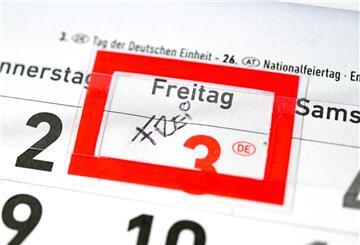 ILLUSTRATION - 14.10.2024, Bremen: Freitag «frei: Ein Kalender liegt auf einem Tisch. (zu dpa: «Umfrage: Firmen befürchten Schaden durch Vier-Tage-Woche») Foto: Sina Schuldt/dpa +++ dpa-Bildfunk +++