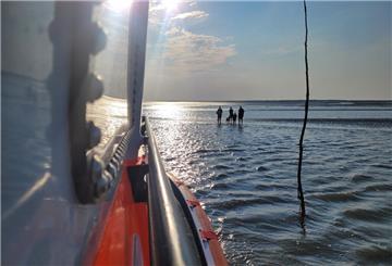 Die Seenotretter auf dem Weg zu den Wattwanderern.