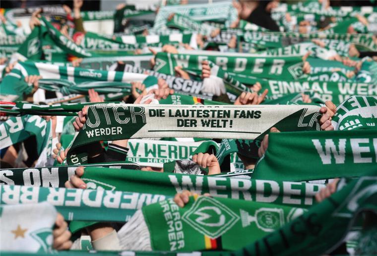 Werder Fans zeigen bei der Werderhymne den Schal
