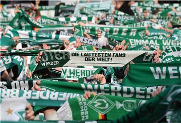 Werder Fans zeigen bei der Werderhymne den Schal