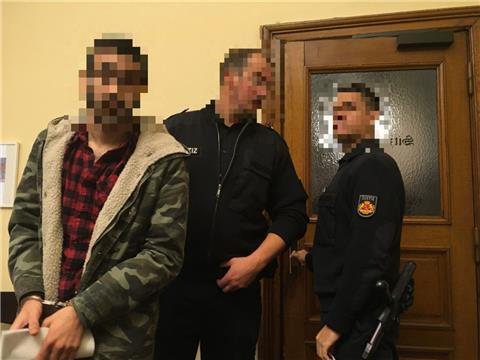 Vierfache schwere Brandstiftung wirft die Staatsanwaltschaft Eiyad A. vor. Angeblich weiß er, dass ihm 12 Jahre Haft drohen.