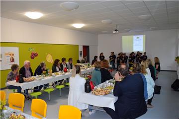 Viertklässler führten bei der Mensa-Eröffnung der St.-Willehad-Grundschule das Musikstück „Die Welt ist bunt“ vor.
