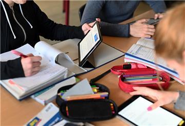 Schüler arbeiten in einer Unterrichtsstunde mit Tablets