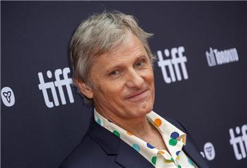 Viggo Mortensen wird beim Filmfestival im tschechischen Karlsbad ausgezeichnet. Der Film „The Dead Don’t Hurt“, bei dem er Regie führte, wird das Festival eröffnen.