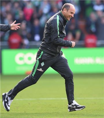 Viktor Skripnik läuft nach dem Sieg gegen Frankfurt auf den Platz. Der Klassenerhalt gibt dem angeschlagenen Trainer Rückenwind. Foto Jaspersen/dpa